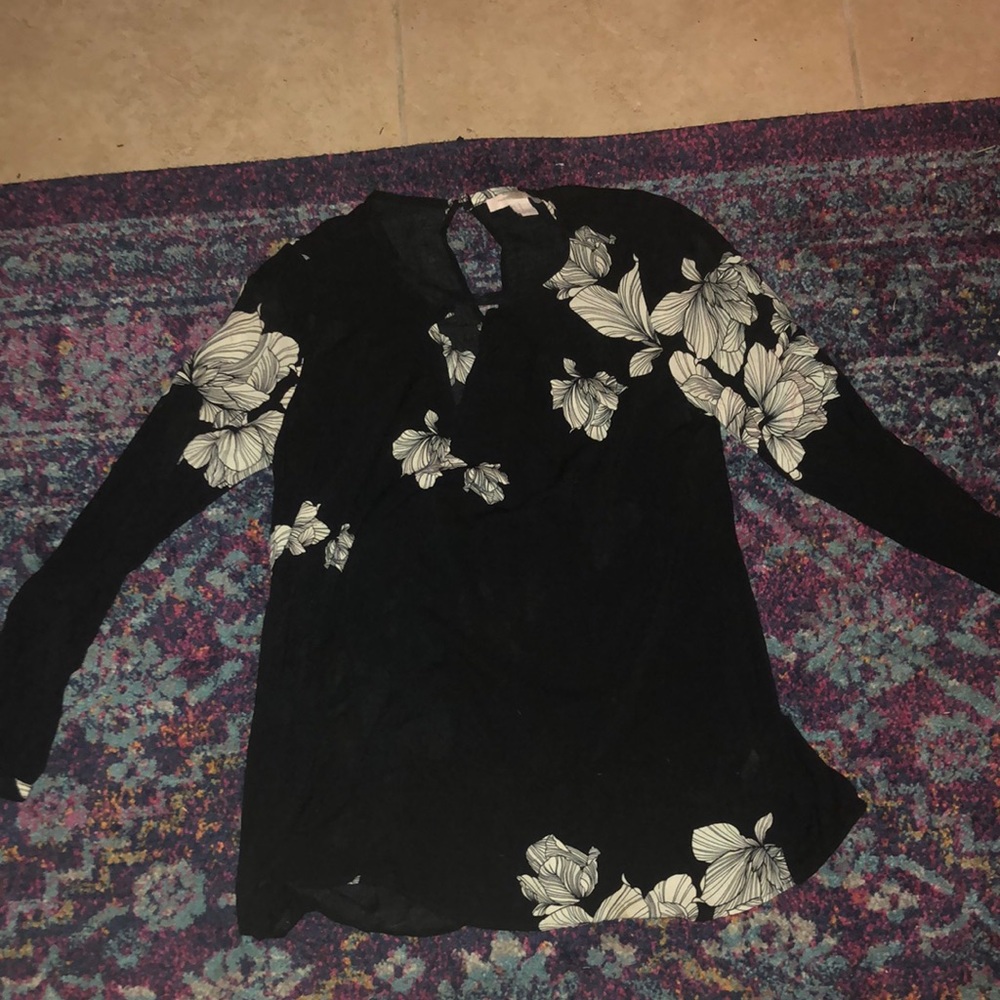 Size is medium, brand is forever 21. black long sleeve with white pretty flowers